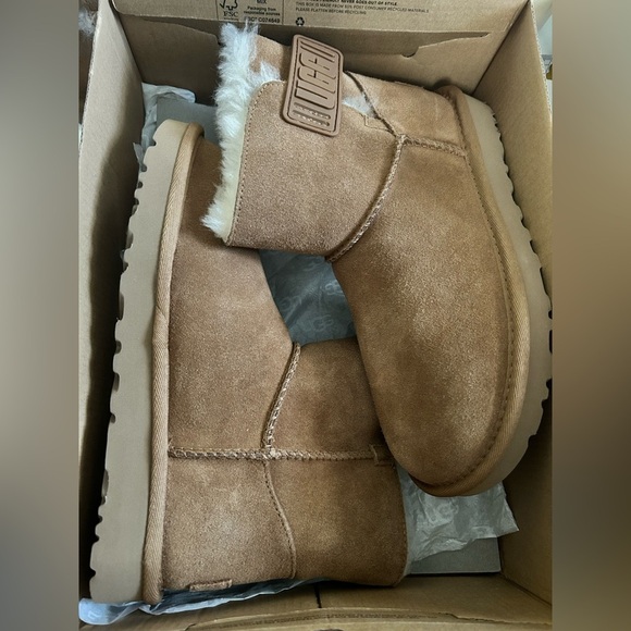 Ugg mini Bailey logo strap boots sz 5 nwb - Picture 2 of 3